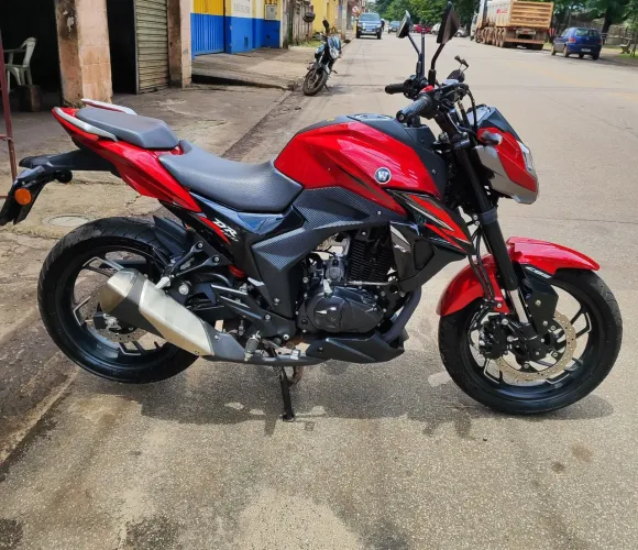 Suzuki Haojue DR 160 2022, único dono, 5.400 km. Vermelha, suspensão invertida. 