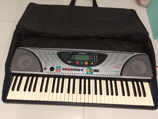 Teclado Digital Yamaha PSR-240 + Capa de Transporte + Fonte + Cabo