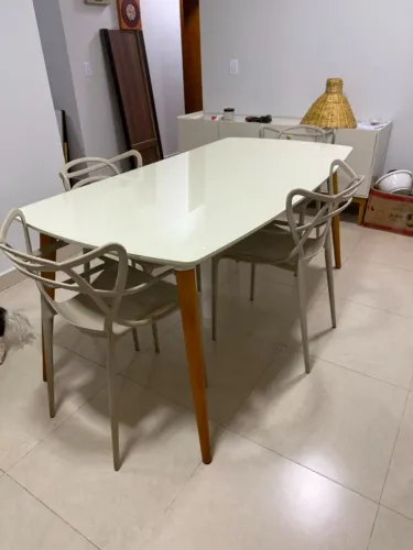 Mesa com 4 cadeiras