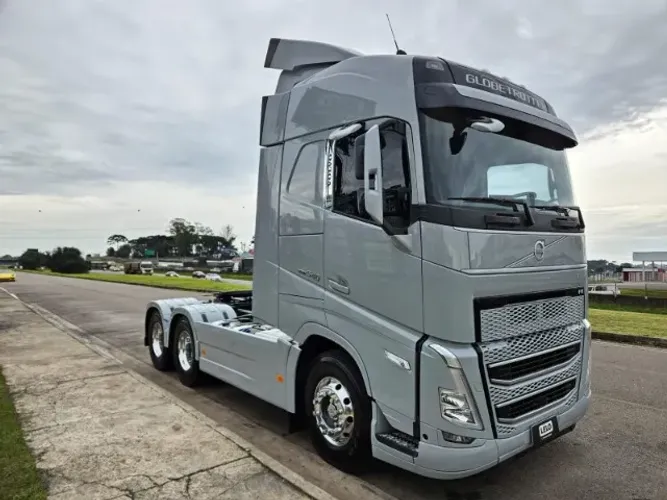 Volvo FH 540 6x4 Bug Leve Globetrotter Ano 24 Mídia Grande Geladeira Mola Freio a tambor