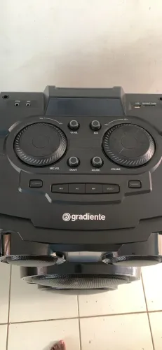 Caixa Amplificada Gradiente modelo GDB12M Possui 1800W RMS de potência sonora. Bluetooth,