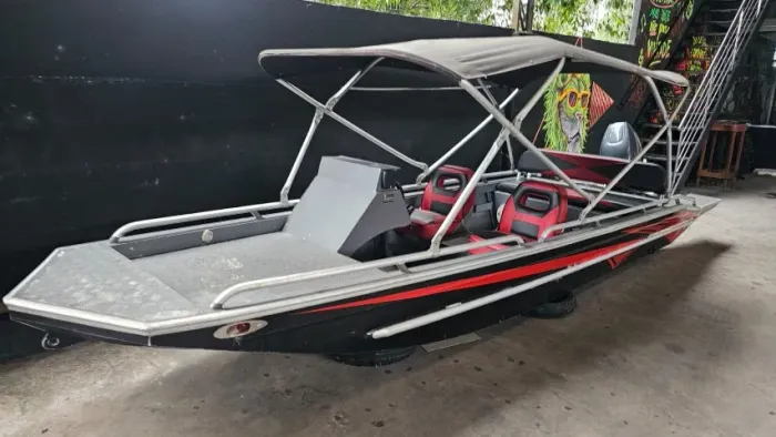 Vendo linda bote com motor
