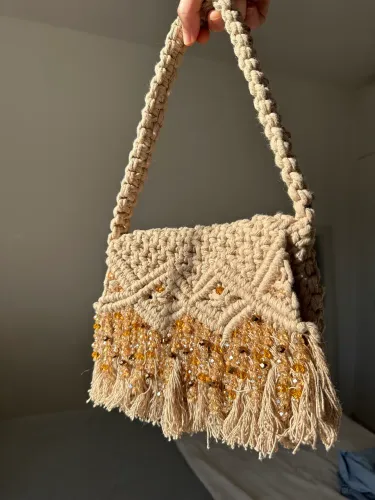 bolsa de crochê bege com miçangas