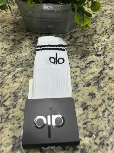 Meia esportiva Alo Yoga, bordada linda?