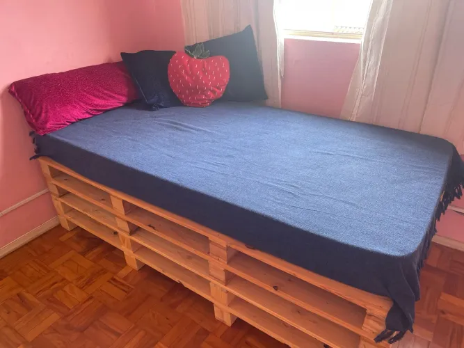 Estrutura de cama de paletes e colchão de solteiro