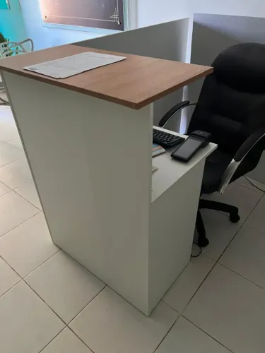 Balcão de Recepção - Branco com Tampo Amadeirado