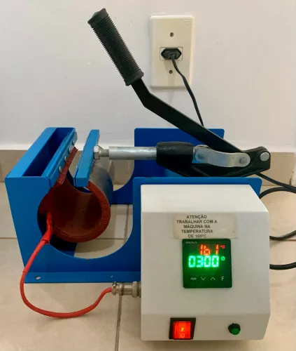 Máquina de estampar canecas