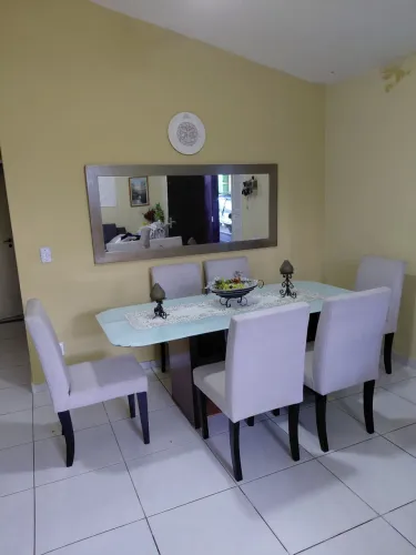 Vendo mesa com tampo de vidro e 6 cadeiras