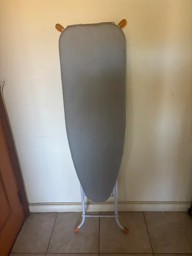 Tábua de passar roupas metalica