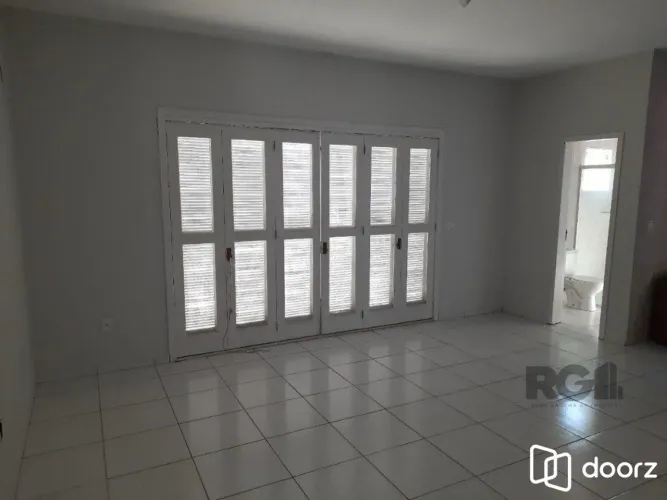 Oportunidade Imperdível: Prédio com 4 Apartamentos, Pátio e 2 Vagas de Garagem