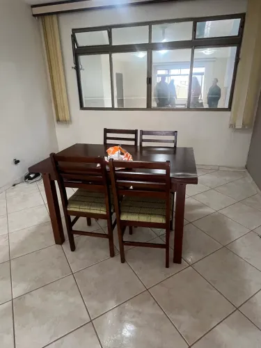 Mesa com 4 cadeiras