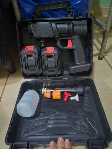 Vende-se essa lavadoura de pressão. 70$ com as duas baterias