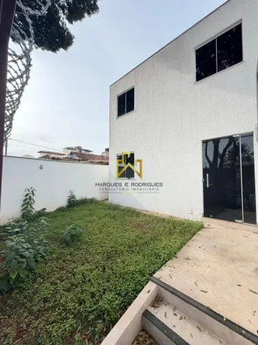 Casa Geminada Duplex com Área Externa e Excelente Acabamento