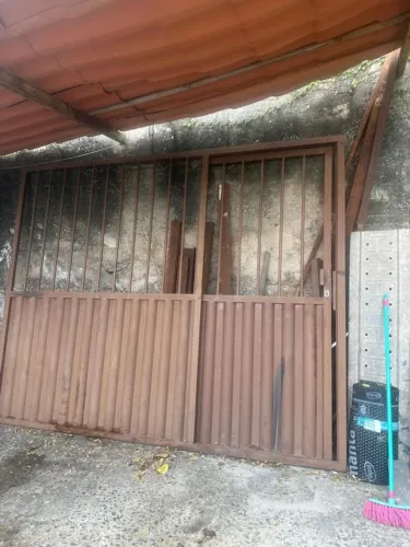 Vende se porta de aço