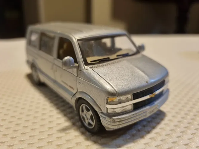 Miniatura Chevrolet Astro Van 2001 Kinsmart 1/38