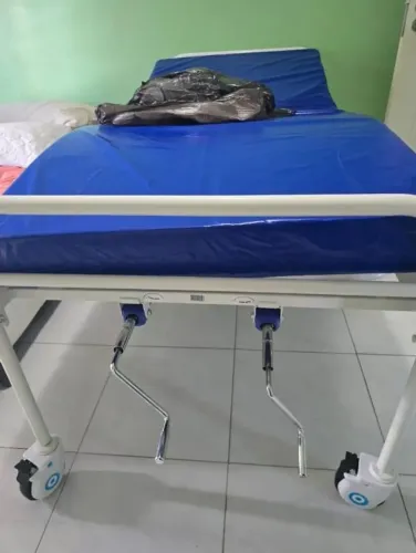 Equipamentos hospitalar, cama com colchão e suporte de soro