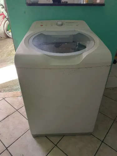 Vendo máquina de lavar roupa com defeito por 600 reais