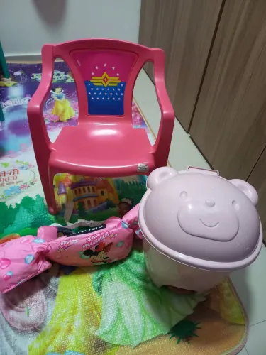 Cadeira e lixeira infantil 