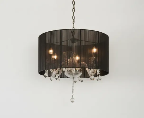Lustre para 6 luzes de vidro com pingentes lapidados e redoma preta.