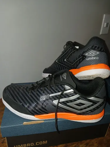 Chuteira Futsal Umbro Pro 5 Bump Club - Carbon Edition - Tam. 40