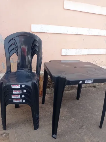 Jogos de Mesas 4 cadeiras e 1 mesa por 200$.