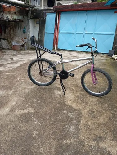 Vendo bicicleta aro 20 montadinha estilo sp so que está com pneu de cravo .