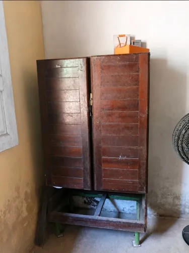 Armário de madeira maciça usado - R$ 100