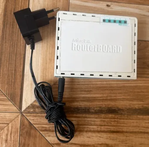Roteador MikroTik Hex Lite RB750r2 Para Rede Com 5 Portas Fast Ethernet e PoE