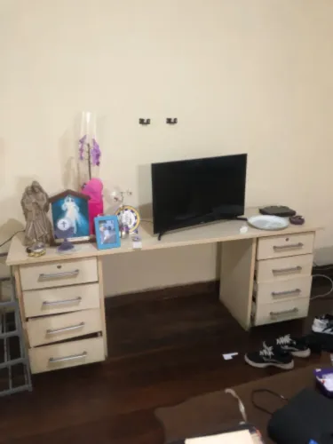 Mesa de Escritório com 8 Gavetas.