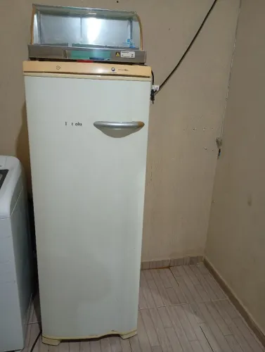 Vende um freezer e uma estofa
