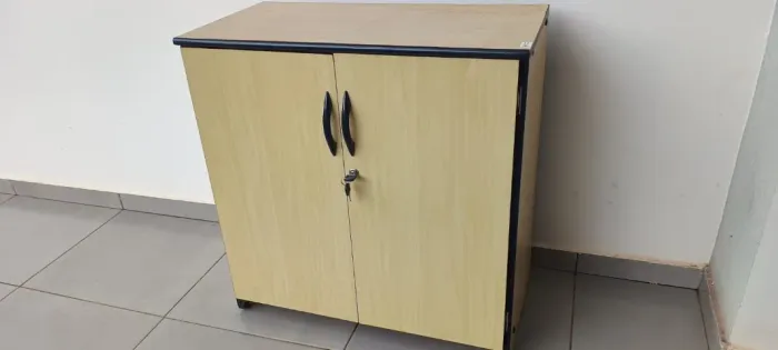 Armario escritorio baixo 2 portas cor caramelo