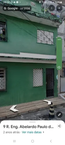 Frente de rua, 1o andar, da pra estacionar na frente da casa.