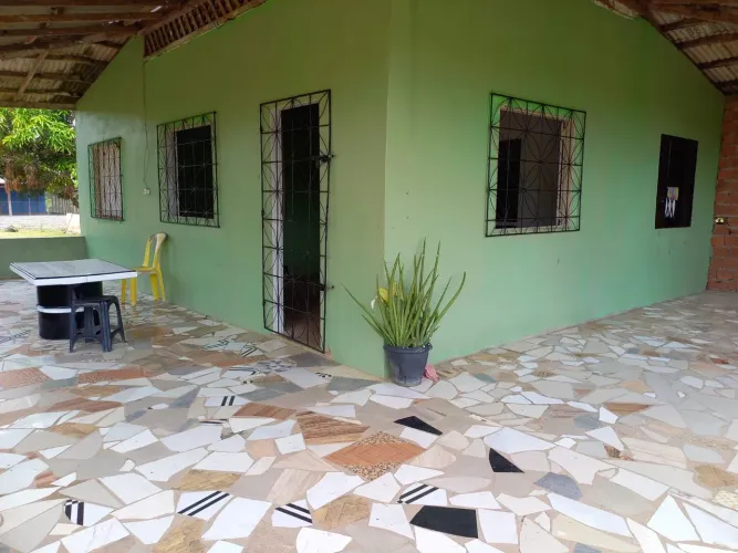 Sítio com porteira fechada 