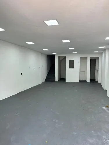 Locação (Aluguel) - loja em Madureira com 02 banheiros e cozinha- próximo ao BRT e SESC na