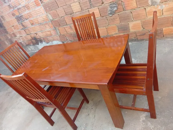 Mesa de madeira linda