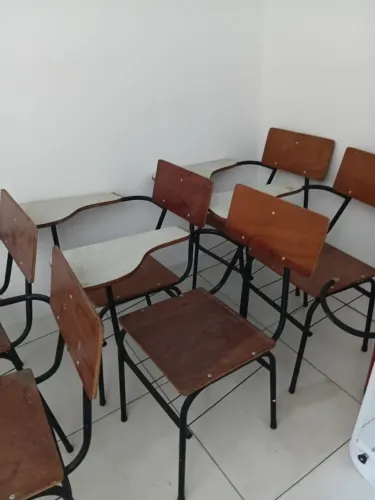 Cadeiras de madeira de um braço para escola. 