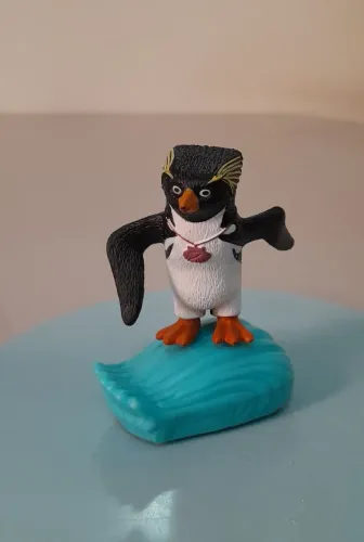Brinquedo Pinguim Cadú Maverick do Filme Tá dando Onda