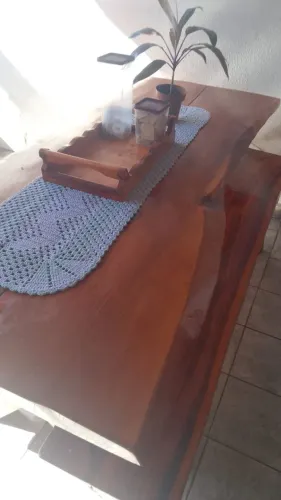 Mesa rústica com bancos 