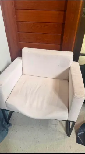 3 poltronas usadas com avarias na espuma do estofado. 