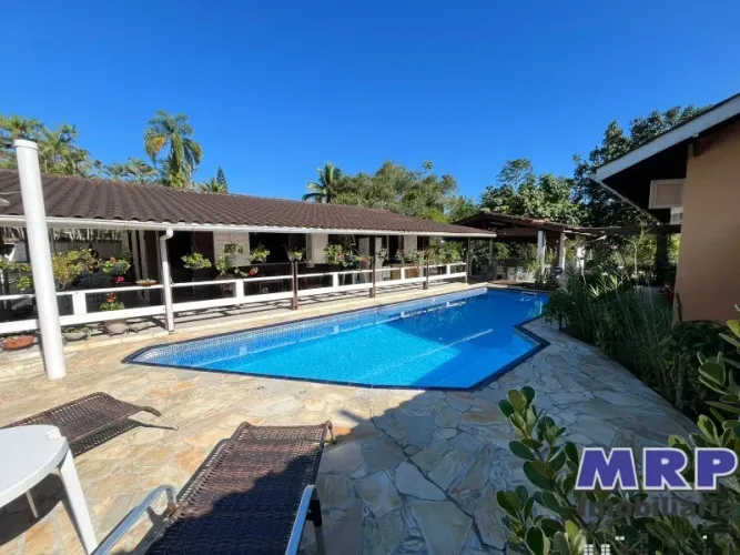 Casa alto padrão à venda em Ubatuba, bairro Tabatinga. 4 suítes. Com piscina e area gourme