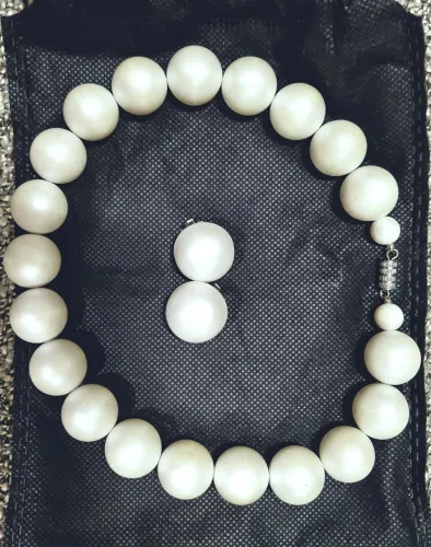 Vendo colar de pérolas estilo clássico, choquer com 44 cm ,com acabamento fosco acetinado.