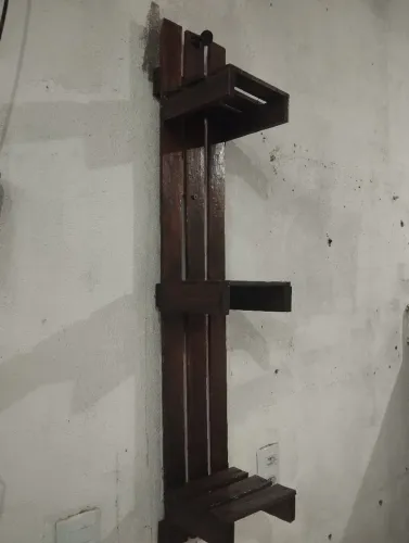 Prateleira de madeira rústica com verniz - Artesanal e Decorativa