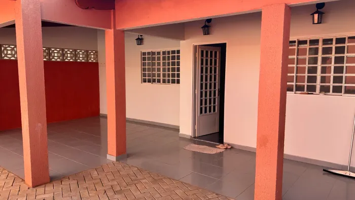Aluga-se casa confortável e bem localizada.