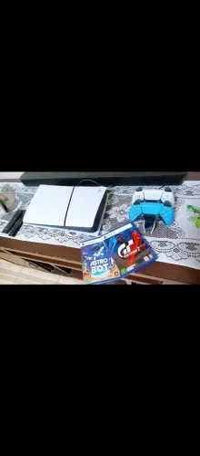 PS5 Slim 1TB Mídia Física + 2 Controles + 2 Jogos + Base Sony