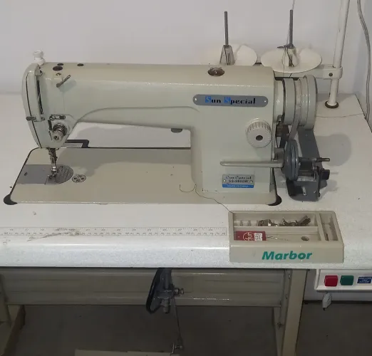 Maquina de costura reta