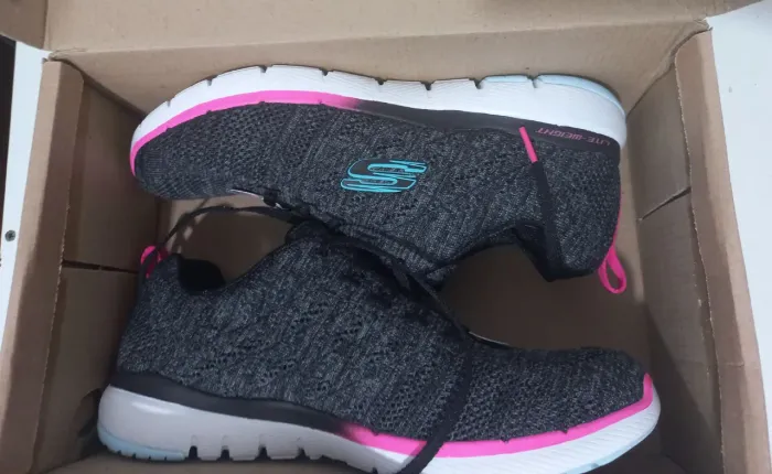 Tênis Skechers feminino n40 / Novo
