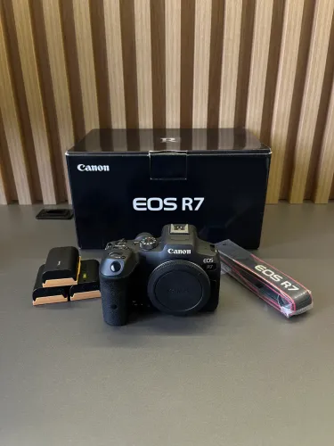 Canon R7