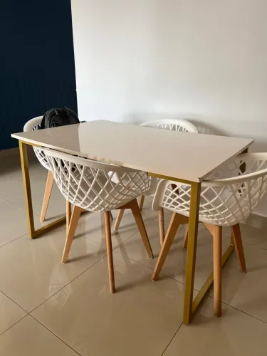 Conjunto mesa e 4 cadeiras