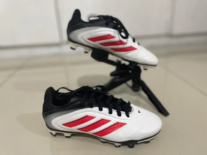 Chuteira Campo Adidas, n° 32..