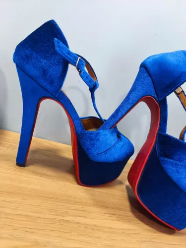 Sapato de salto 14cm em veludo azul, sola vermelha